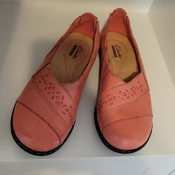 Clarks Women's Sz6 Leather upper Coral Loafers - Picture 1 of 7